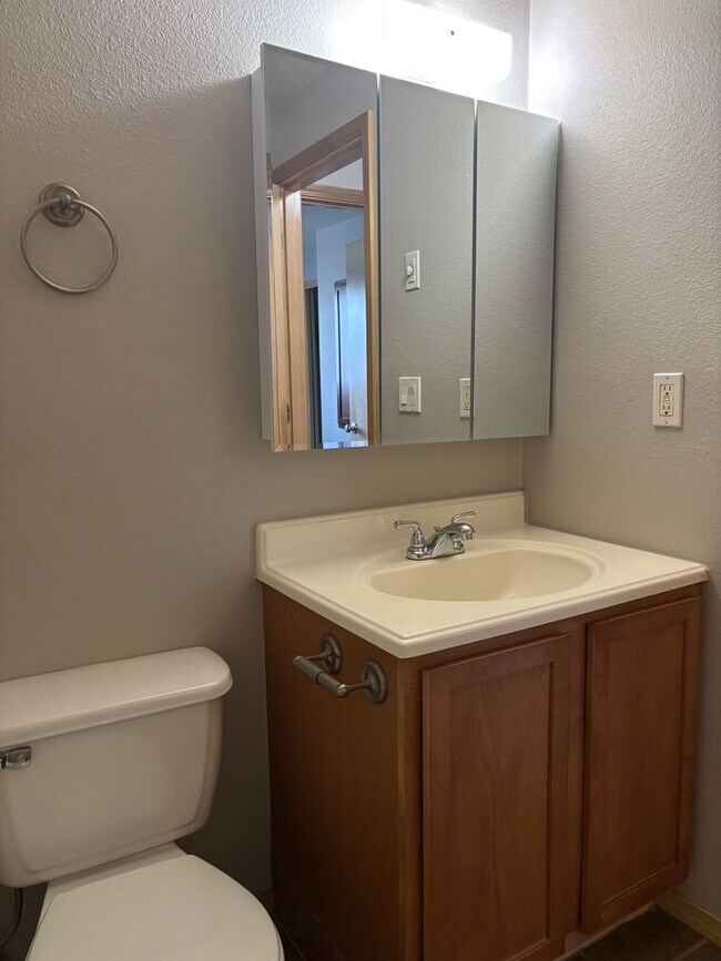 Building Photo - HALF OFF  1ST  FULL  MONTH'S  RENT   Pet-friendly Townhouse Near Parks and Downtown Newberg  Show...