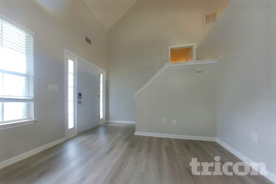 Building Photo - 665 Skyline Dr