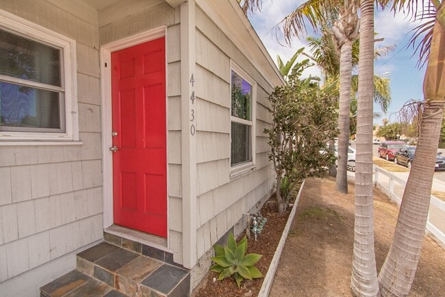 Building Photo - Charming 2 Bed /1 Bath Pacific Beach Duplex Near the Ocean & Bay!
