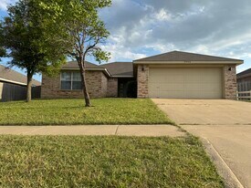 Building Photo - 2806 Maria Dr