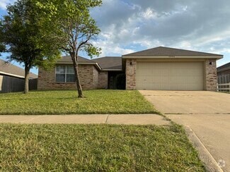 Building Photo - 2806 Maria Dr