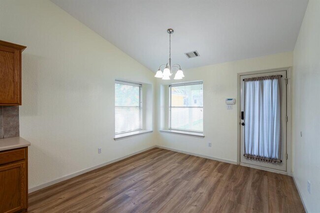 Building Photo - 5911 Steiner