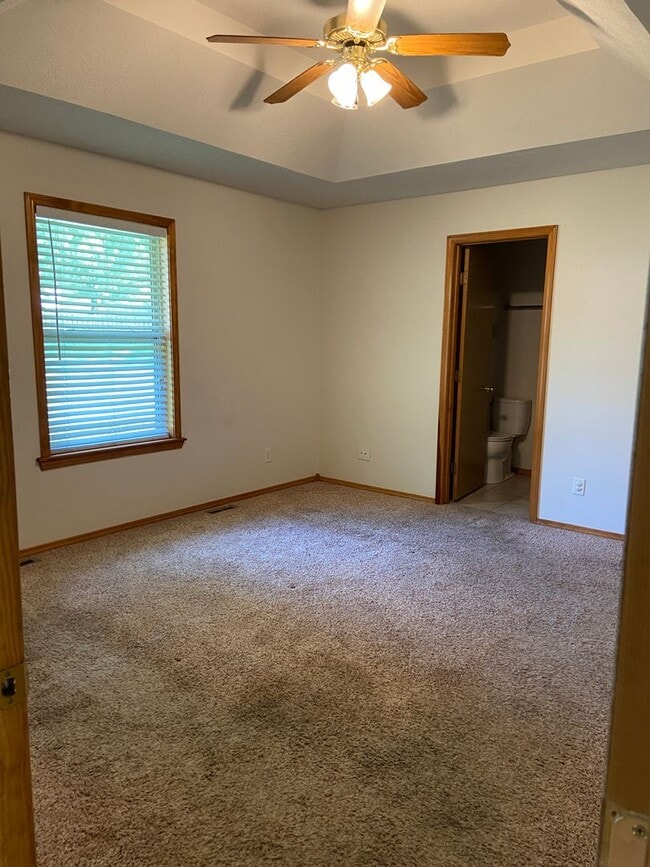 Building Photo - Great 3 BR, 2 Bath, 2 Car Garage Ranch located in SW Springfield.