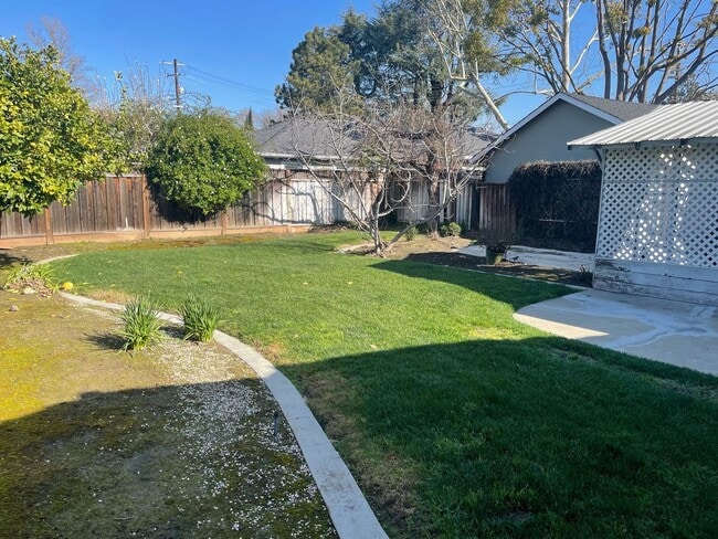 Building Photo - WILLOW GLEN - Well Maintained 2/1.5 In Bea...