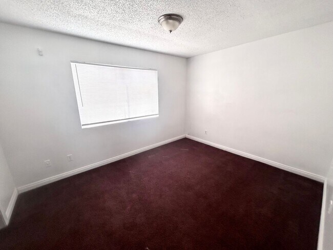 Building Photo - 2/BD 1/BA Upstairs Condo w/ In Unit Laundry