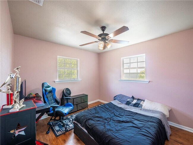 Building Photo - 691 Tamarack Dr