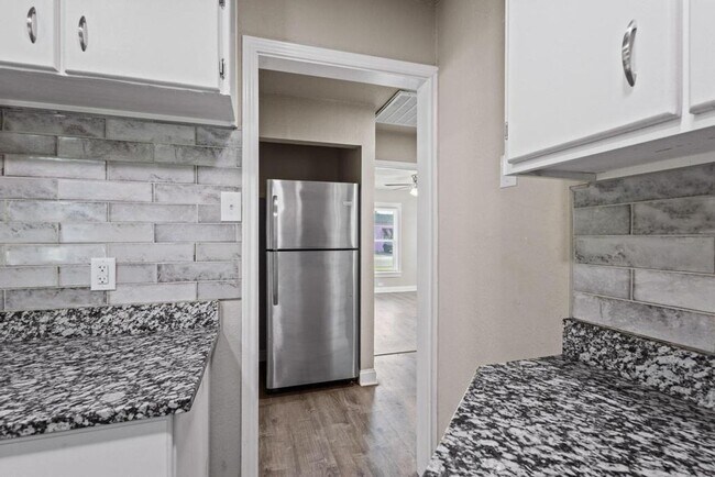 Building Photo - 1708 N Woods St