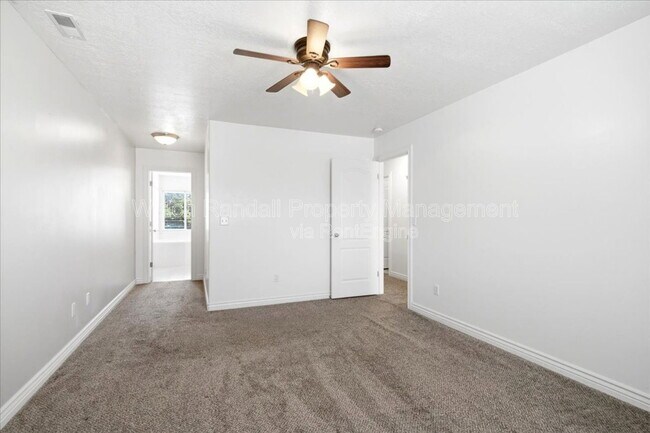 Building Photo - 672 E Clearwater Dr N
