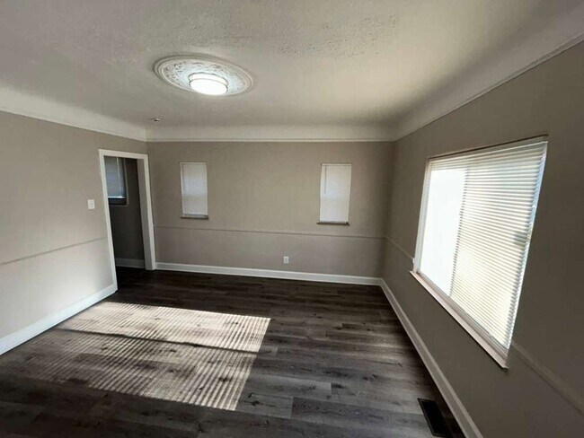 Building Photo - Beautiful Renovated Colonial