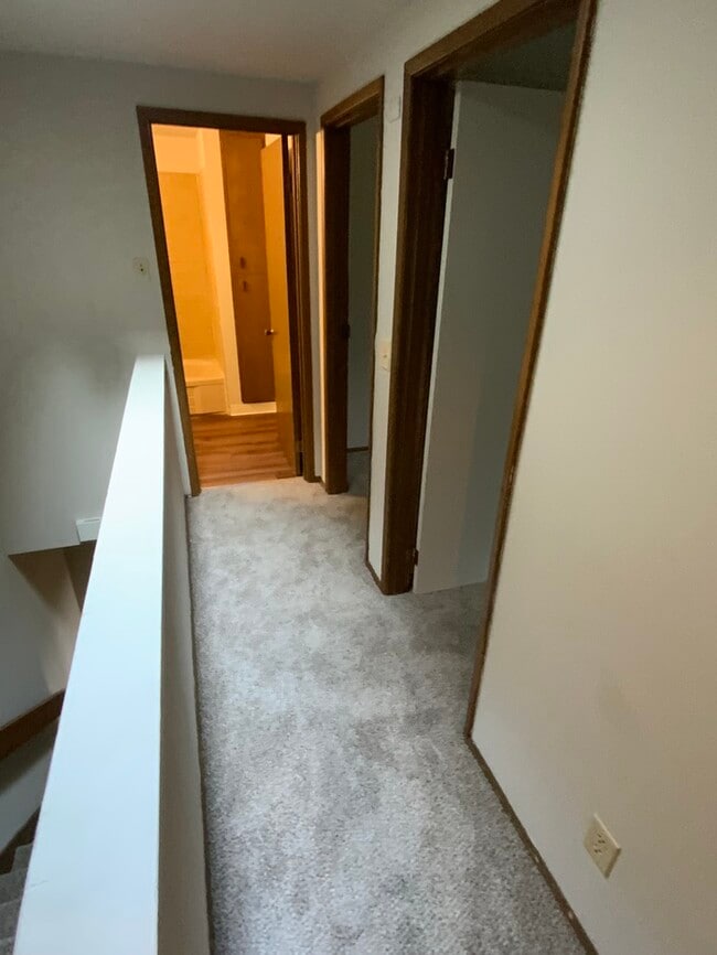 Building Photo - N Tacoma Town home 2bdr 1.5 bath 2 car car...