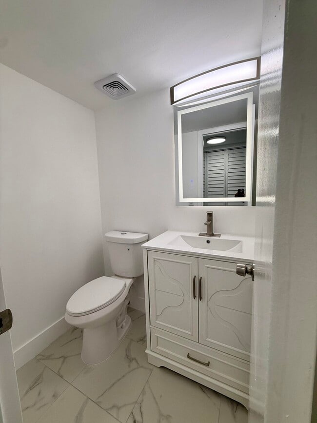 Building Photo - 384 Fanshaw J