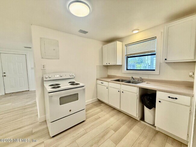 Building Photo - 1077 Willow Branch Ave