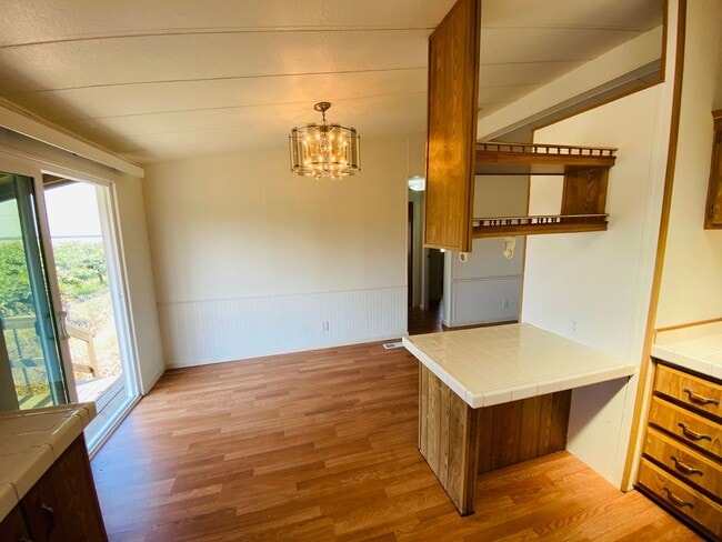 Building Photo - Cute Country Home on 1 Acre!