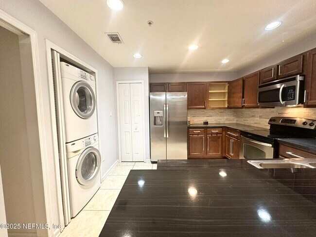 Building Photo - 6916 Ortega Woods Dr