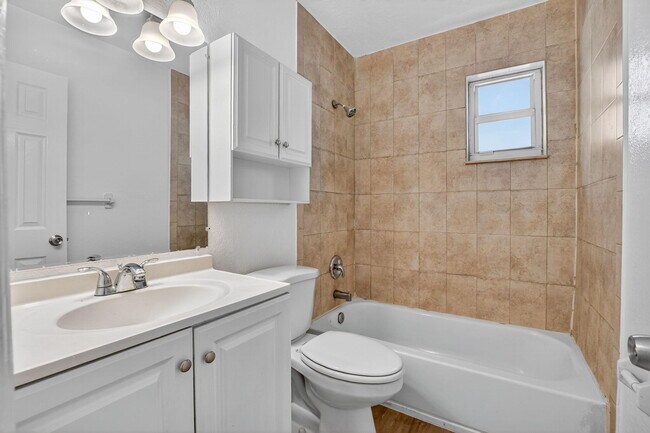 Building Photo - 3031 NE 7th Ave