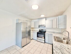 Building Photo - AVAILABLE NOW!! 2 Bedroom 1 Bathroom Apartment in Cathedral City!