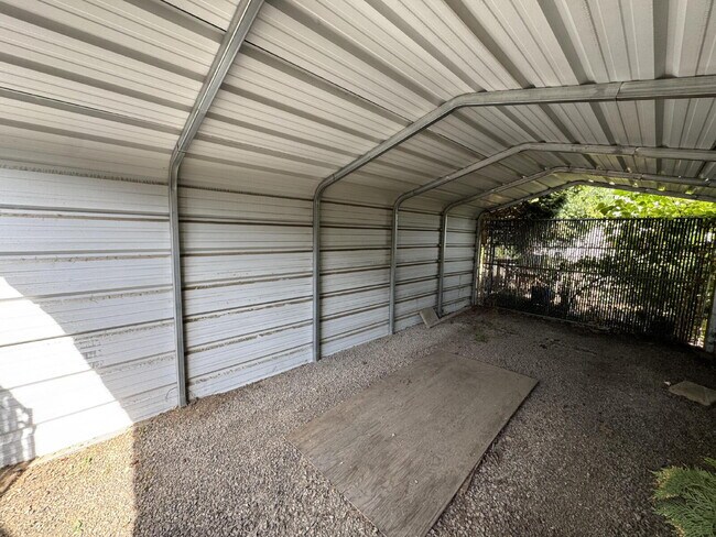 Building Photo - Ranch-Style, Milwaukie Home, Large Fenced Yard, Boat or Toy Storage, Gardeners Welcome
