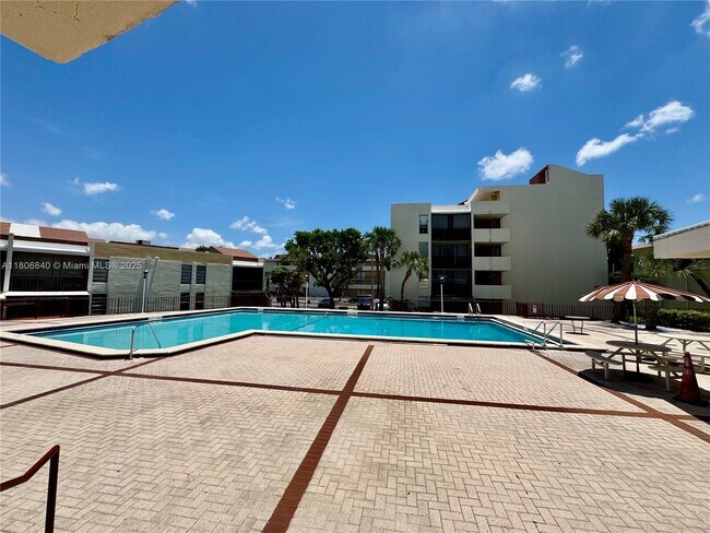 Building Photo - 8810 Fontainebleau Blvd