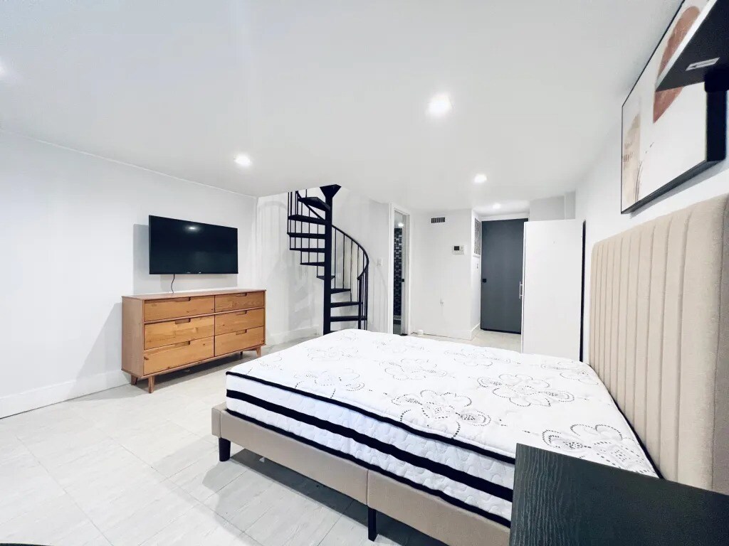 Building Photo - Furnished room/NOT APARTMENT