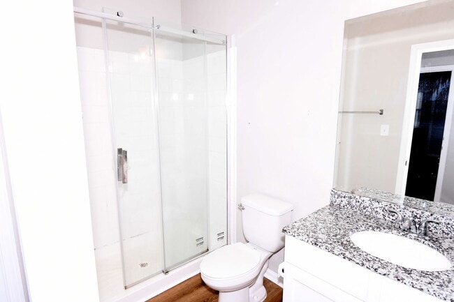 Building Photo - 4 Bed, 4.5 Bath in Rowandale