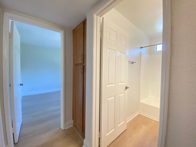 Building Photo - 2 Bedroom, 2 Bath, Downstairs Condo!