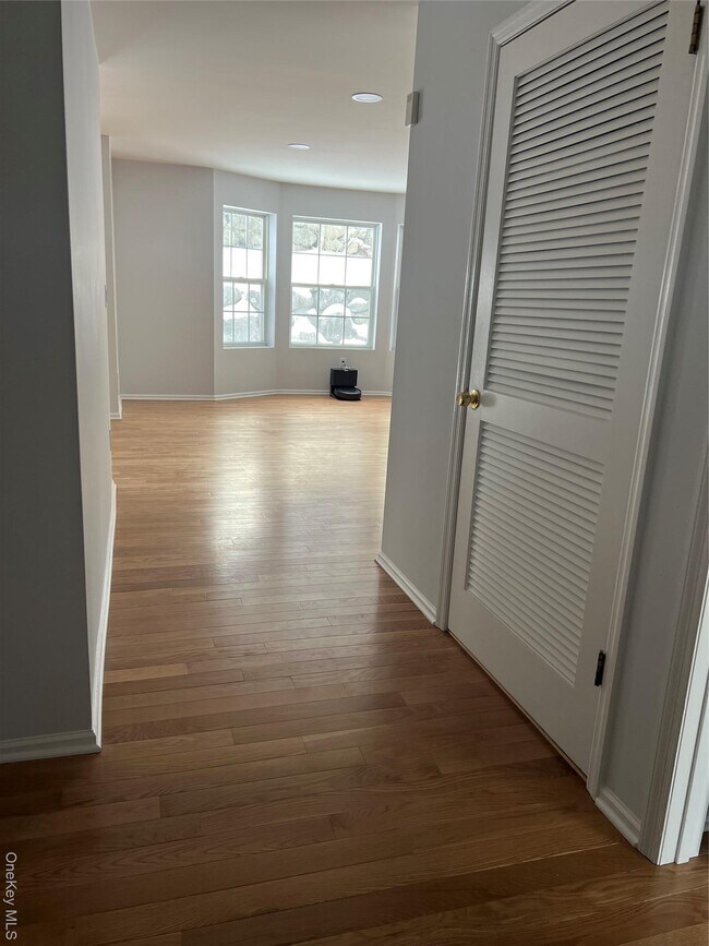 Building Photo - 197 Ramapo Rd