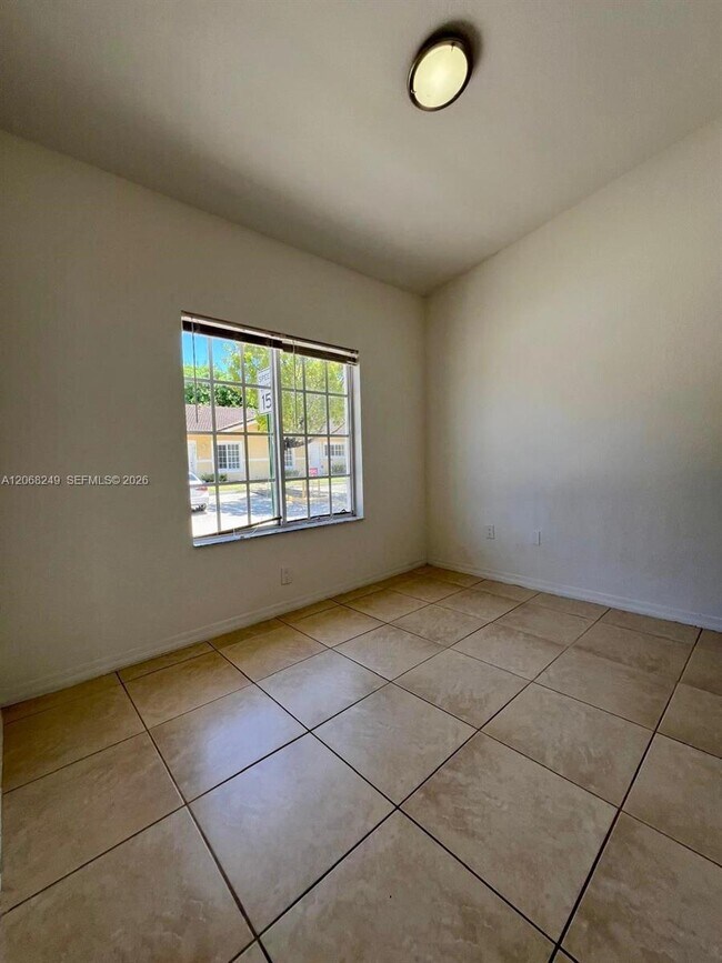Building Photo - 3824 SW 48th Ave