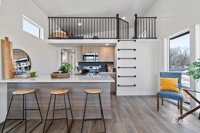 Building Photo - 384 London St