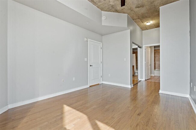 Building Photo - 360 Nueces St