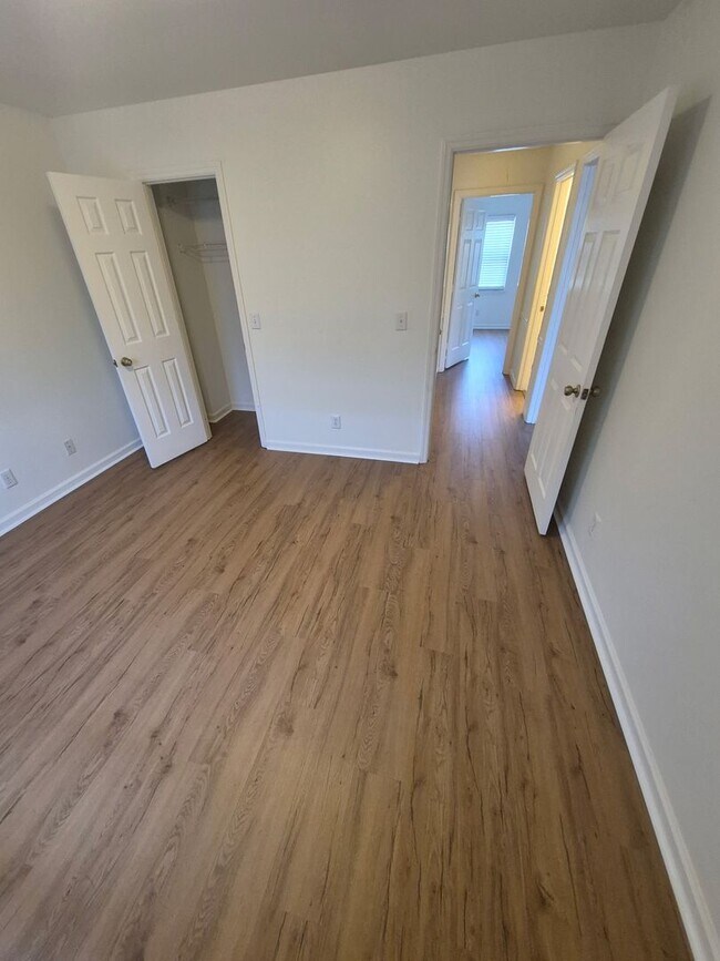 Building Photo - 834 Brentwood Pointe