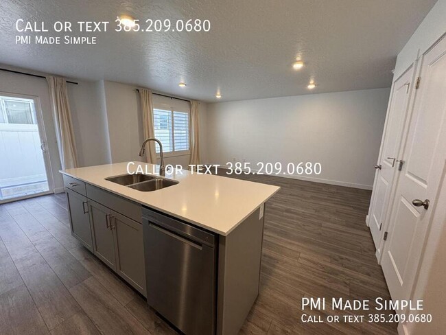 Building Photo - Spacious 3-Bed Townhome with Modern Amenit...