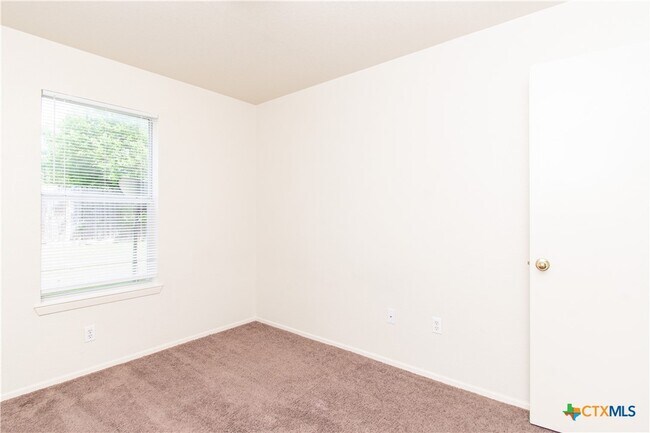 Building Photo - 2014 Cedarhill Dr