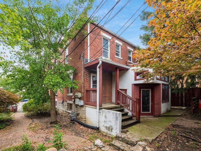 Building Photo - 1230 Indianola Ave