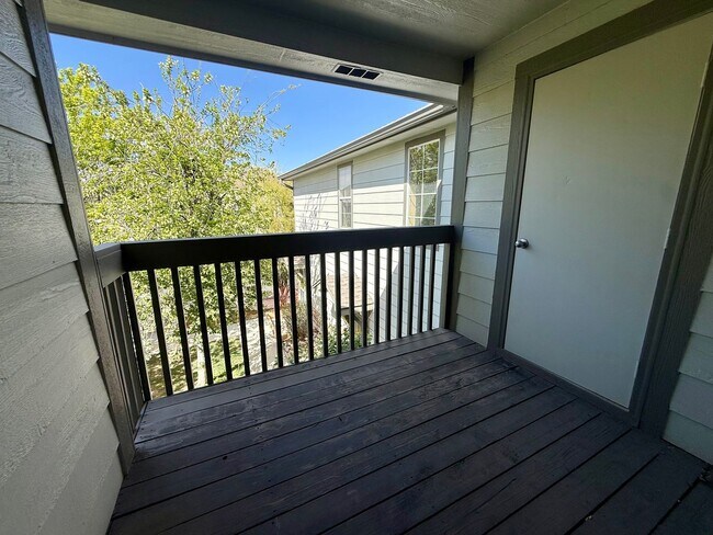 Building Photo - Spacious, Updated 2BR / 2 BA Condo in Gated Community!