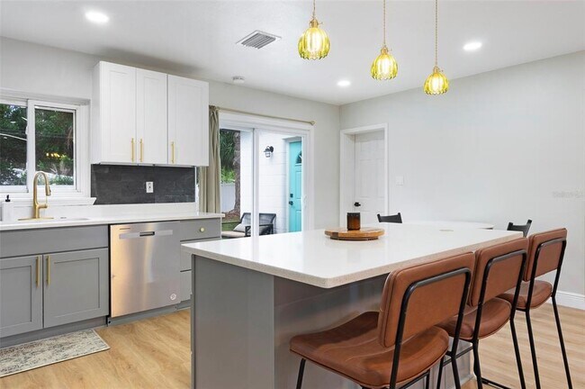 Building Photo - 5840 Dartmouth Ave N