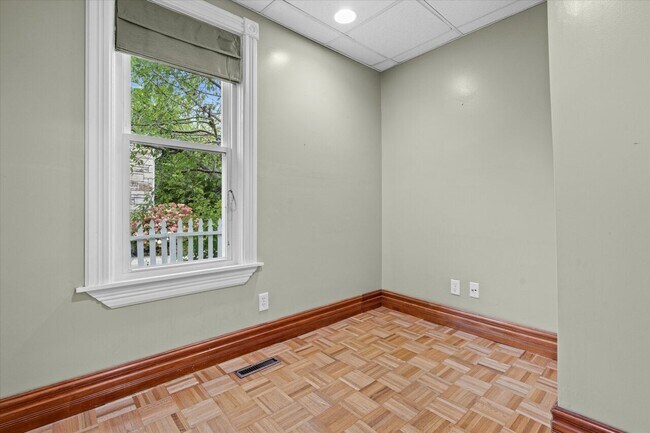 Den/office - 829 W Lincoln Ave