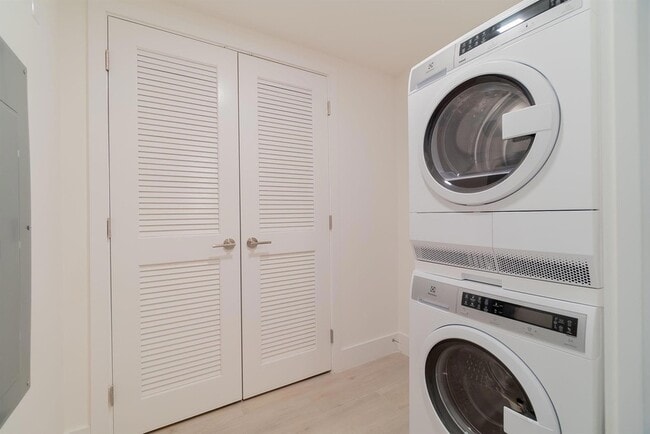 Building Photo - 111 SE 1st Ave