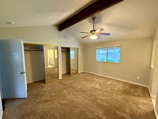 Building Photo - Single story home with vaulted ceilings!