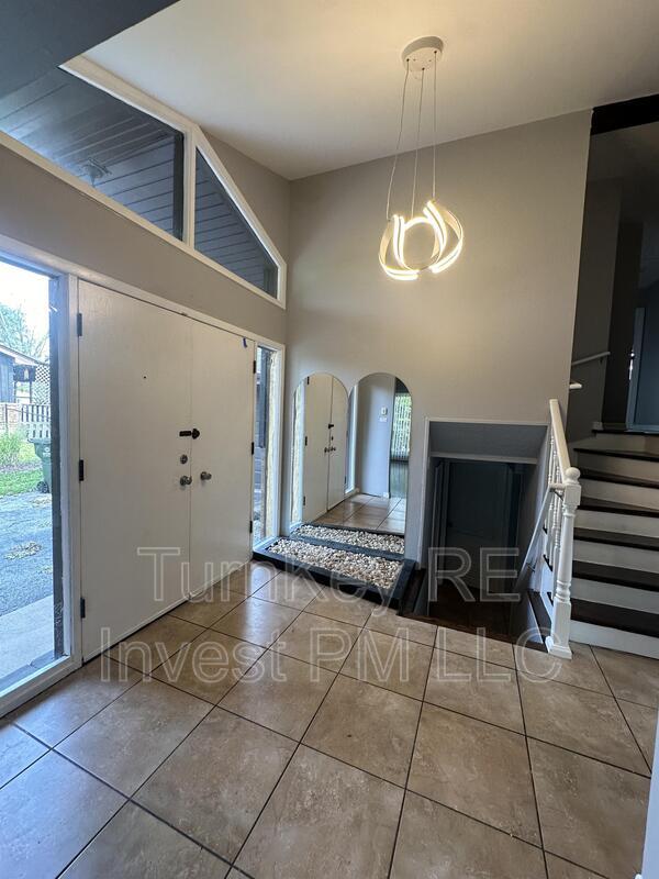 Building Photo - 923 W 187th St