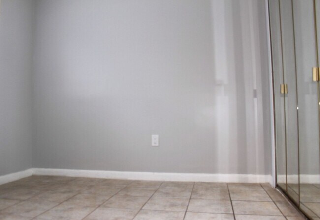 Building Photo - Lovely Condo for rent