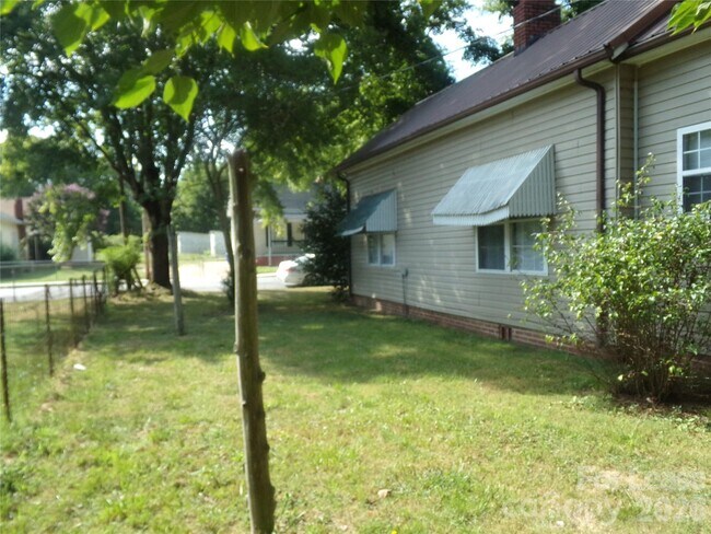 Building Photo - 729 Spruce St