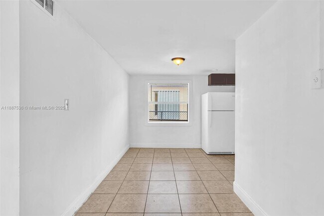 Building Photo - 2800 NW 6th Ct