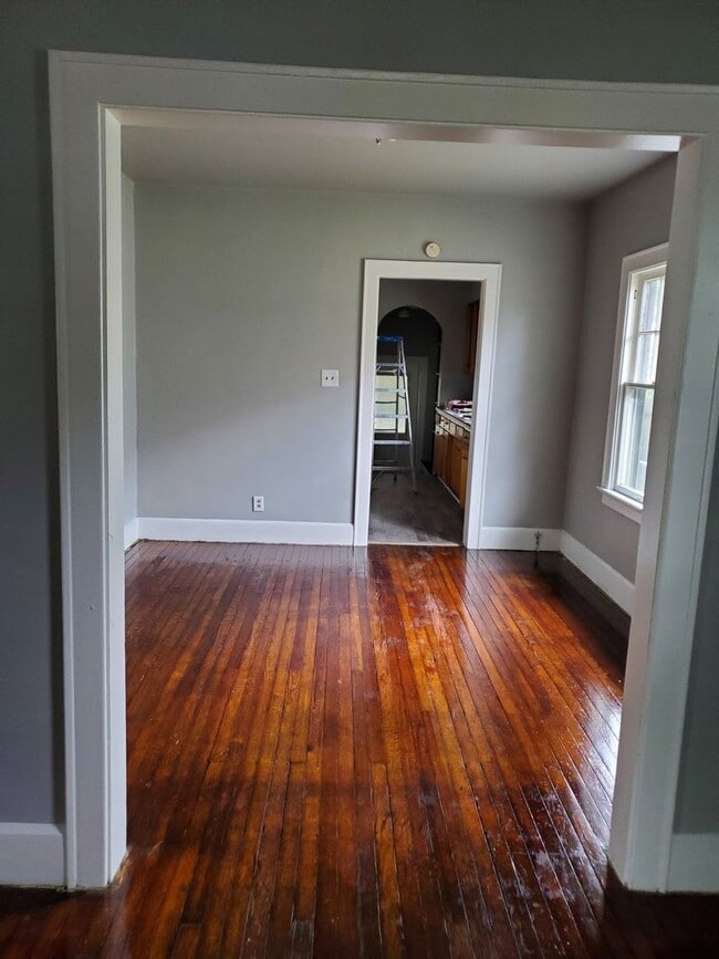 Building Photo - 2 Bed/ 1Bath/ Garage / Carport