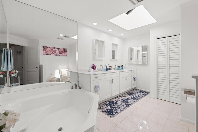 Building Photo - 9124 Villa Portofino Cir