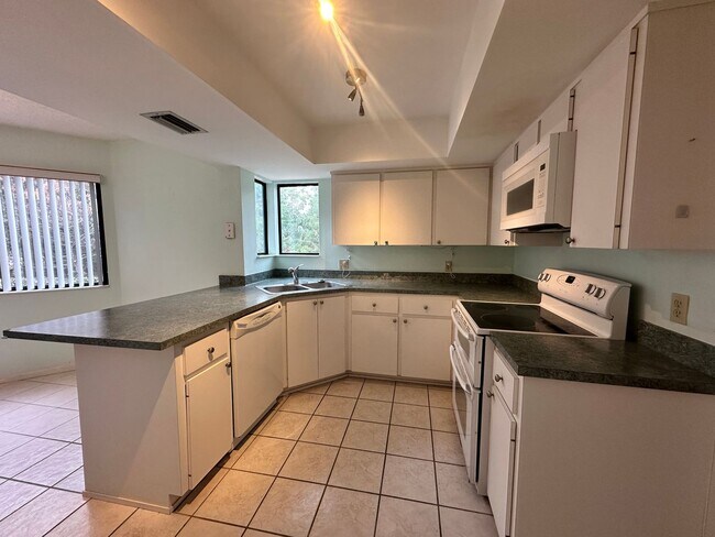 Building Photo - Woodhaven 1st Floor end unit