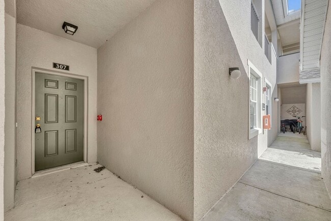 Building Photo - Golf Community Condo