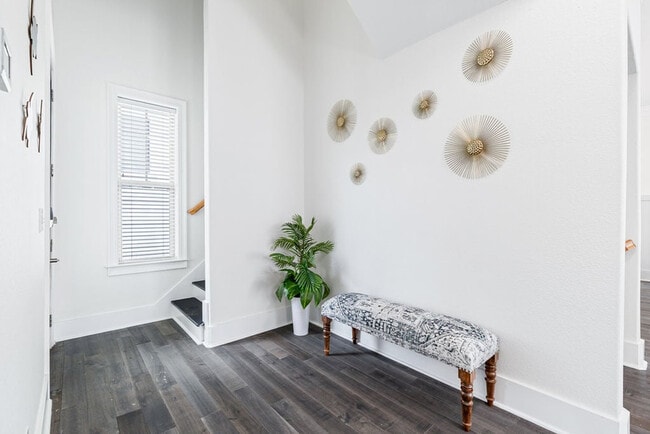 Building Photo - 337 Grande Pointe Cir