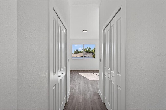 Building Photo - 511 Sweetwater Dr