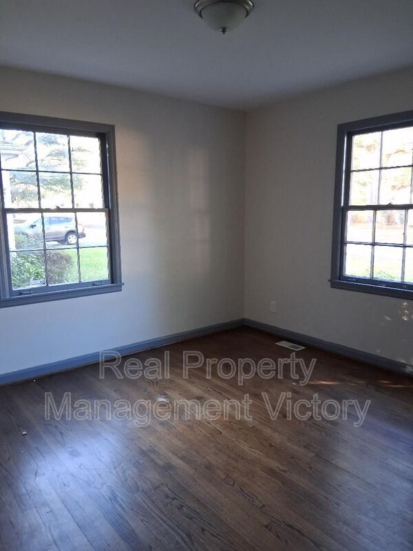 Building Photo - 213 Rose Dr