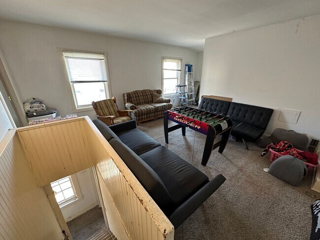 Building Photo - 6 Bedroom House Available Next to UC Campus